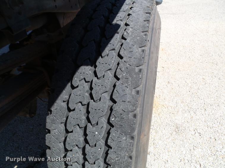 image for item J4792 2004 Ford F250 Super Duty XLT flatbed pickup truck