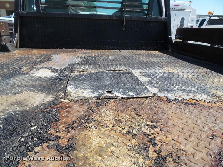 image for item J4792 2004 Ford F250 Super Duty XLT flatbed pickup truck