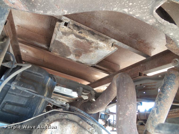 image for item J4792 2004 Ford F250 Super Duty XLT flatbed pickup truck