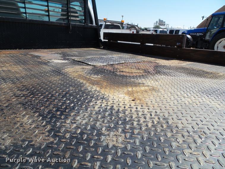 image for item J4792 2004 Ford F250 Super Duty XLT flatbed pickup truck