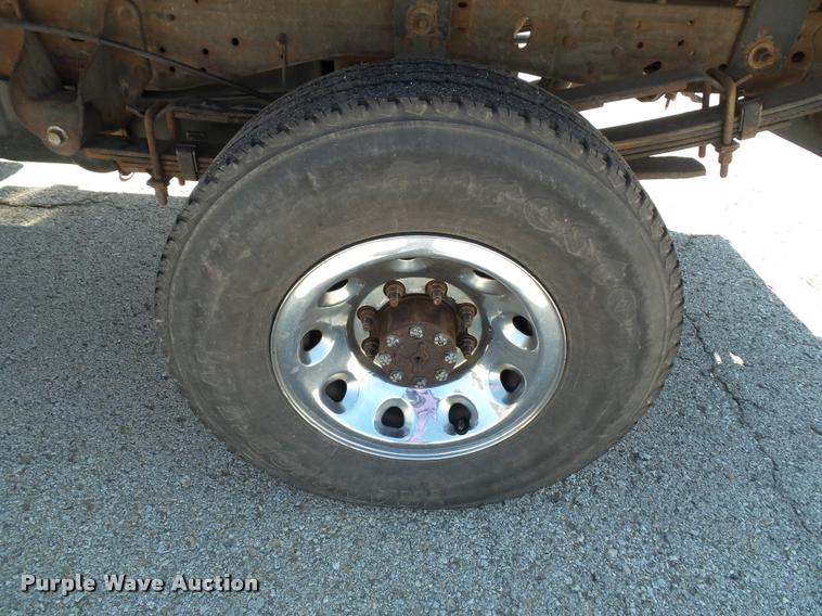 image for item J4792 2004 Ford F250 Super Duty XLT flatbed pickup truck