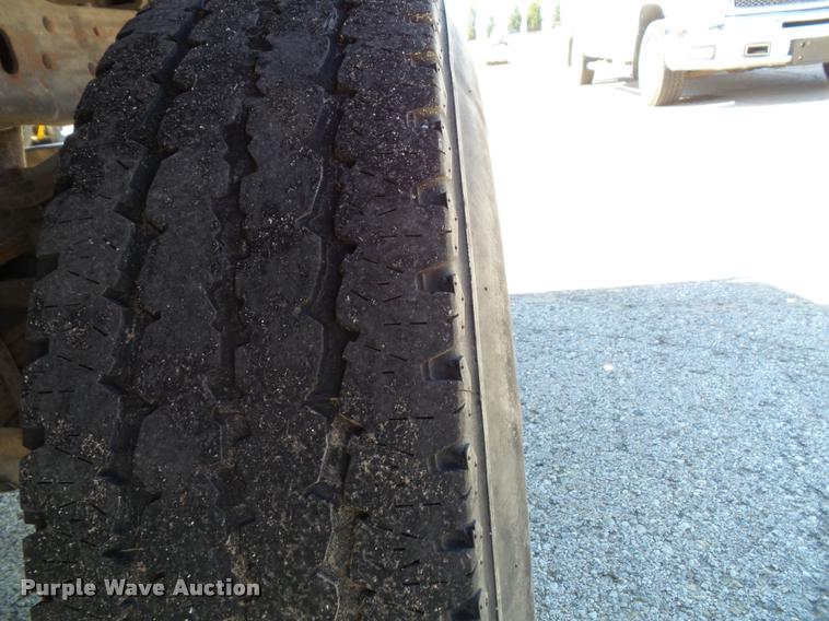 image for item J4792 2004 Ford F250 Super Duty XLT flatbed pickup truck