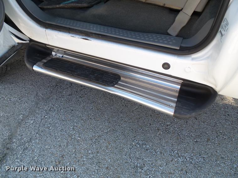 image for item J4792 2004 Ford F250 Super Duty XLT flatbed pickup truck