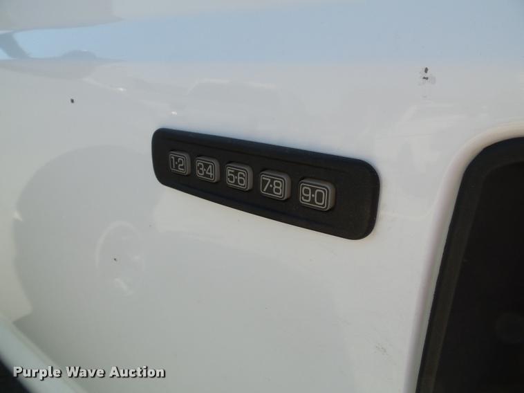 image for item J4792 2004 Ford F250 Super Duty XLT flatbed pickup truck