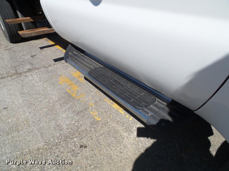 image for item J4801 2009 Ford F350 Super Duty XL flatbed pickup truck