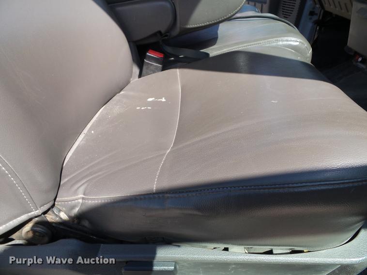 image for item J4801 2009 Ford F350 Super Duty XL flatbed pickup truck