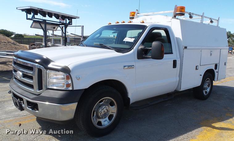 image for item J4803 2007 Ford F350 Super Duty XLT utility truck
