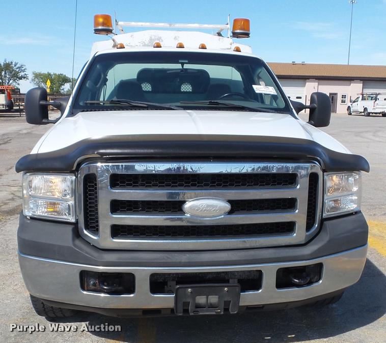image for item J4803 2007 Ford F350 Super Duty XLT utility truck