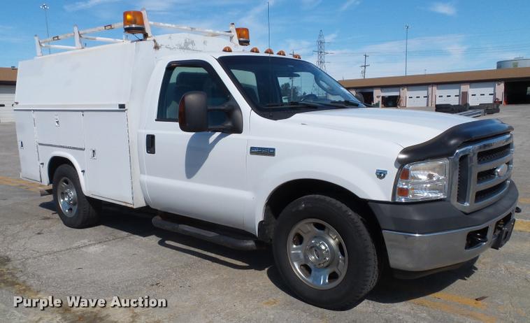 image for item J4803 2007 Ford F350 Super Duty XLT utility truck