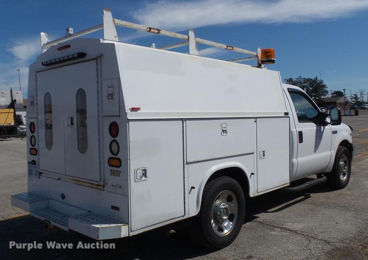 image for item J4803 2007 Ford F350 Super Duty XLT utility truck