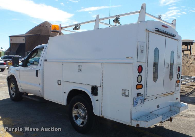 image for item J4803 2007 Ford F350 Super Duty XLT utility truck