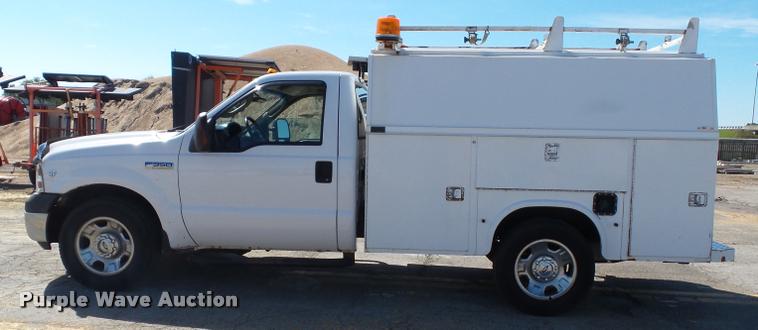 image for item J4803 2007 Ford F350 Super Duty XLT utility truck