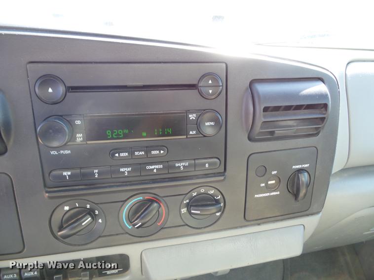 image for item J4803 2007 Ford F350 Super Duty XLT utility truck