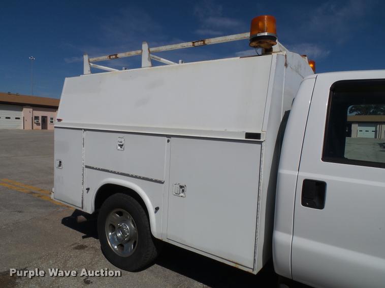 image for item J4803 2007 Ford F350 Super Duty XLT utility truck