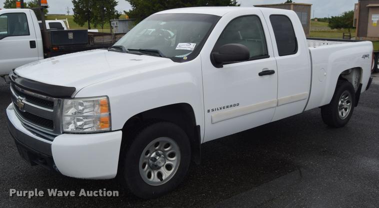 image for item L3884 2007 Chevrolet Silverado 1500 LT Ext. Cab pickup truck