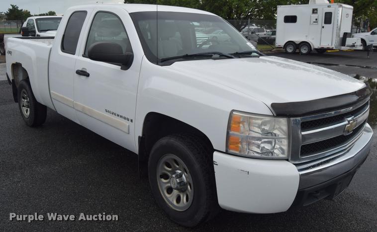 image for item L3884 2007 Chevrolet Silverado 1500 LT Ext. Cab pickup truck