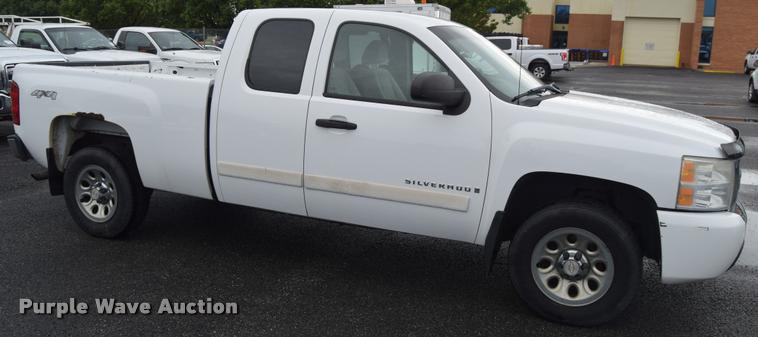 image for item L3884 2007 Chevrolet Silverado 1500 LT Ext. Cab pickup truck