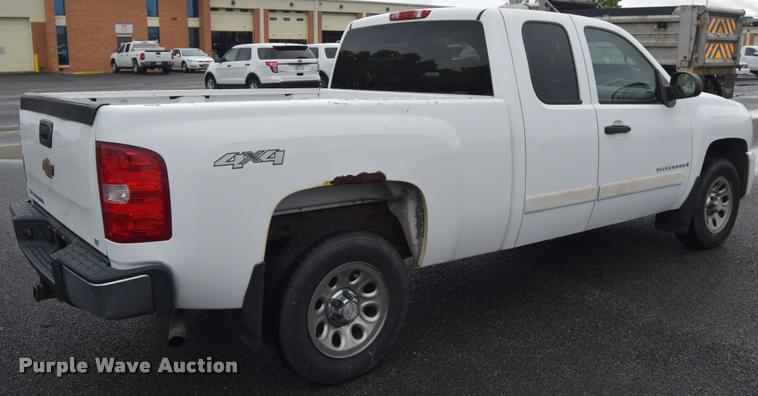 image for item L3884 2007 Chevrolet Silverado 1500 LT Ext. Cab pickup truck