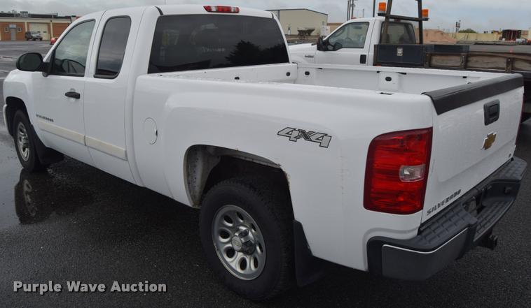 image for item L3884 2007 Chevrolet Silverado 1500 LT Ext. Cab pickup truck