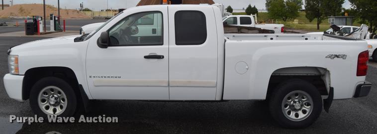image for item L3884 2007 Chevrolet Silverado 1500 LT Ext. Cab pickup truck