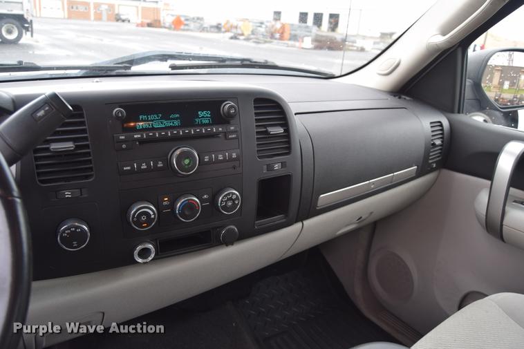 image for item L3884 2007 Chevrolet Silverado 1500 LT Ext. Cab pickup truck