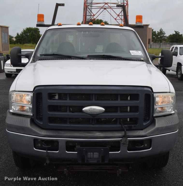 image for item L3885 2006 Ford F350 Super Duty XL flatbed pickup truck