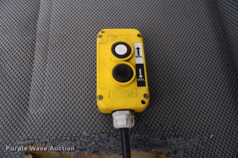 image for item L3885 2006 Ford F350 Super Duty XL flatbed pickup truck