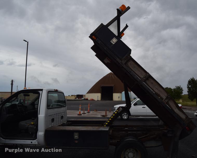 image for item L3885 2006 Ford F350 Super Duty XL flatbed pickup truck