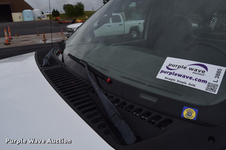 image for item L3885 2006 Ford F350 Super Duty XL flatbed pickup truck