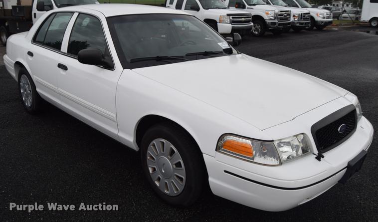 image for item L3886 2011 Ford Crown Victoria Police Interceptor