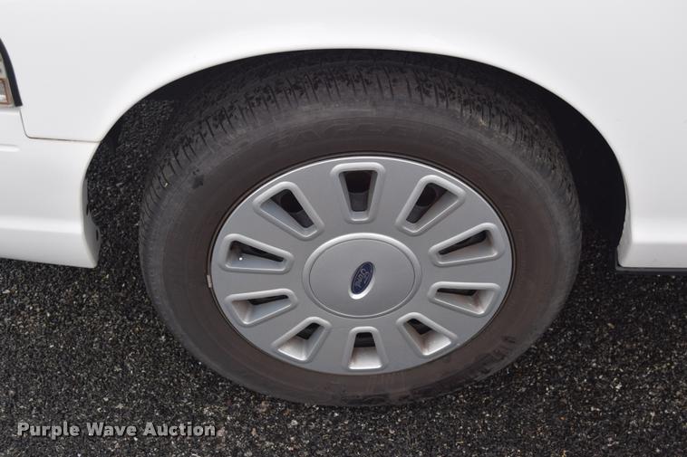 image for item L3886 2011 Ford Crown Victoria Police Interceptor