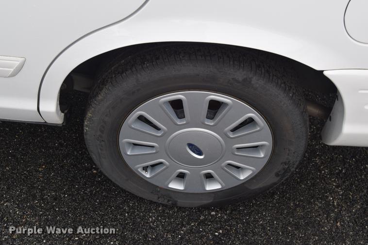 image for item L3886 2011 Ford Crown Victoria Police Interceptor