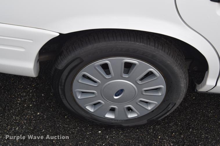 image for item L3886 2011 Ford Crown Victoria Police Interceptor