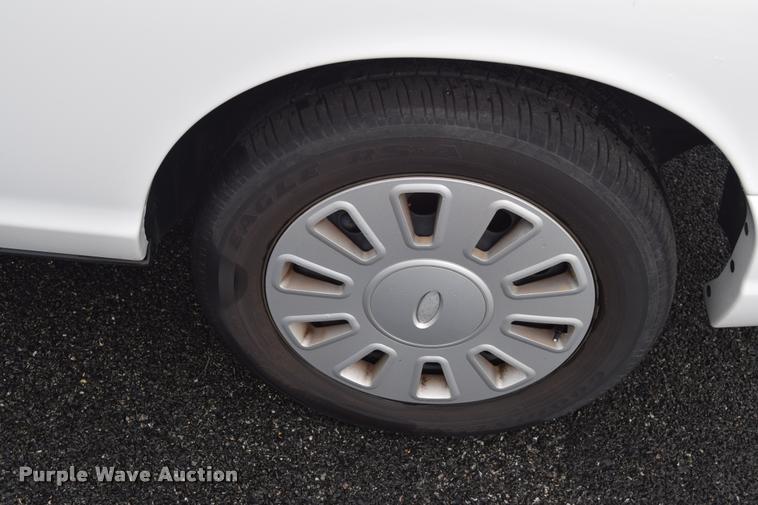 image for item L3886 2011 Ford Crown Victoria Police Interceptor