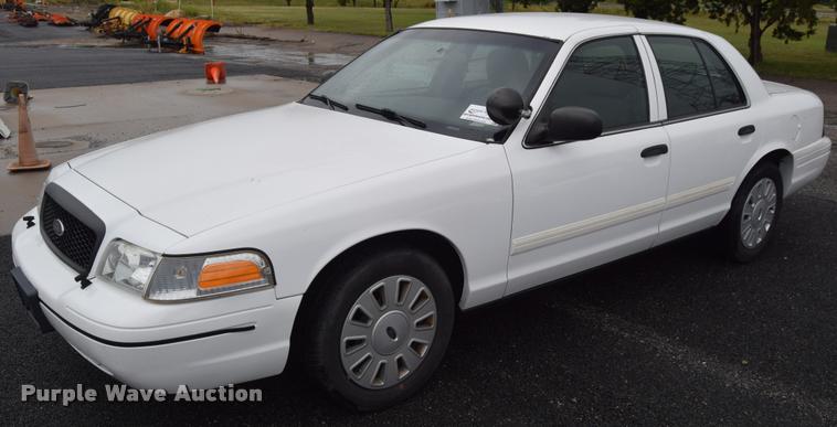 image for item L3887 2011 Ford Crown Victoria Police Interceptor