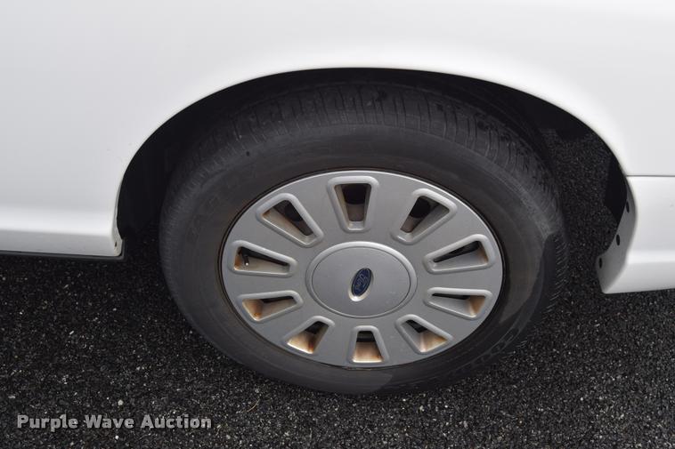 image for item L3887 2011 Ford Crown Victoria Police Interceptor