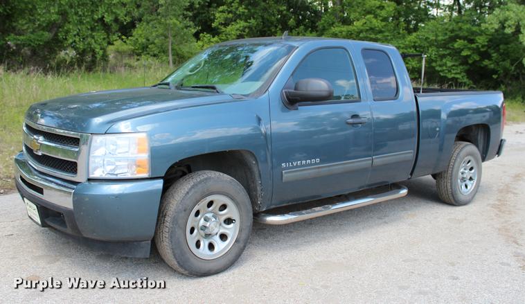image for item DC7226 2011 Chevrolet Silverado 1500 Ext. Cab pickup truck