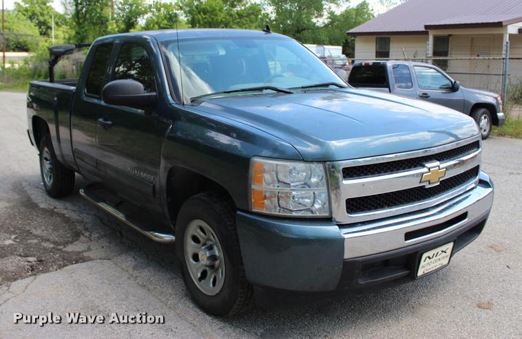 image for item DC7226 2011 Chevrolet Silverado 1500 Ext. Cab pickup truck