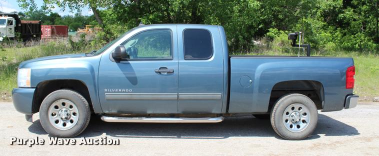 image for item DC7226 2011 Chevrolet Silverado 1500 Ext. Cab pickup truck