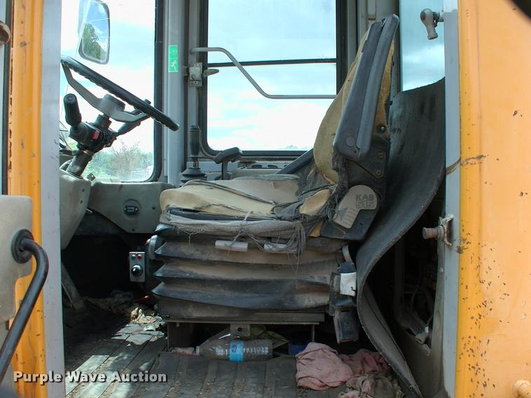 image for item DP9302 1998 Hyundai HL730-3 wheel loader