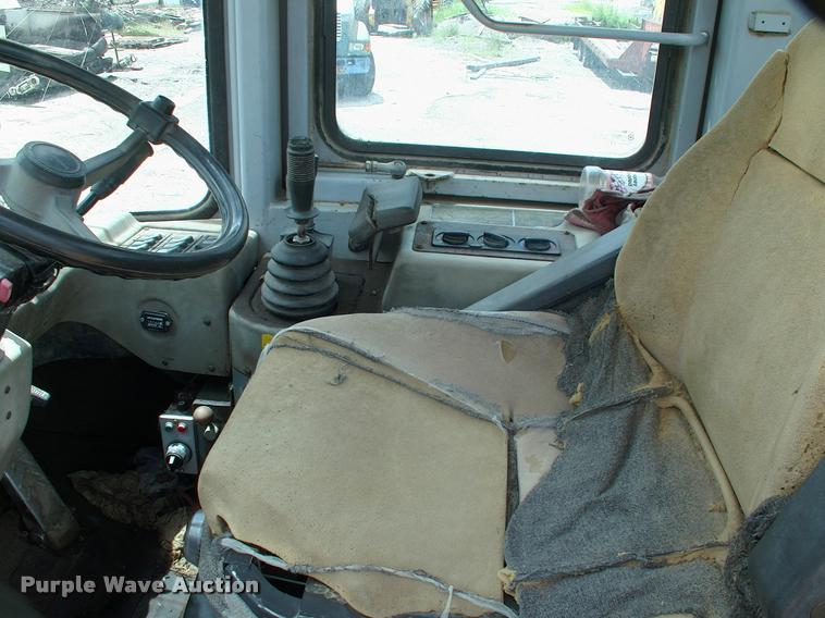 image for item DP9302 1998 Hyundai HL730-3 wheel loader