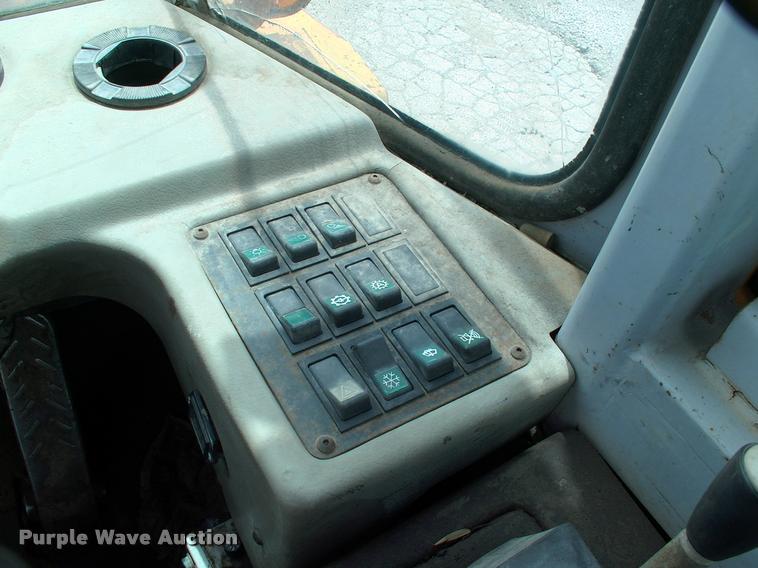 image for item DP9302 1998 Hyundai HL730-3 wheel loader