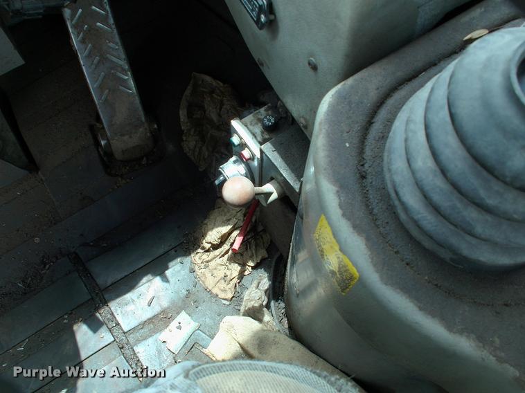 image for item DP9302 1998 Hyundai HL730-3 wheel loader