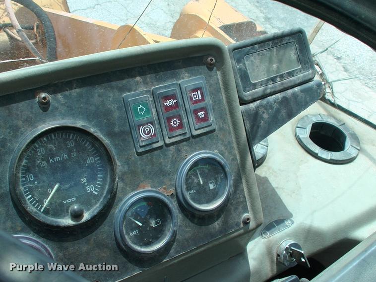 image for item DP9302 1998 Hyundai HL730-3 wheel loader