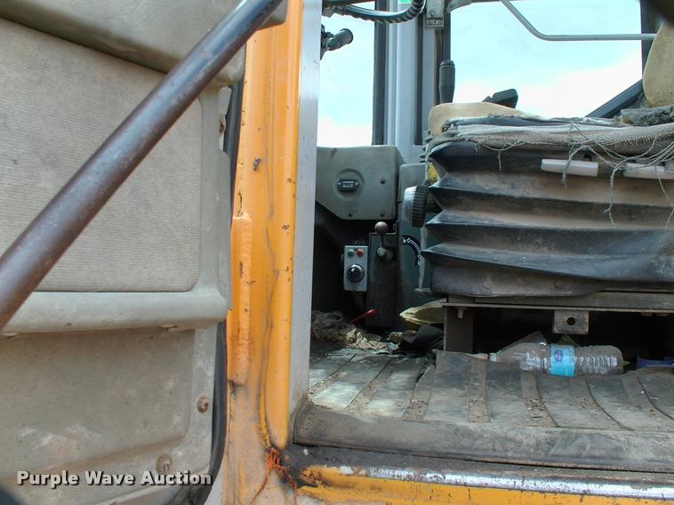 image for item DP9302 1998 Hyundai HL730-3 wheel loader