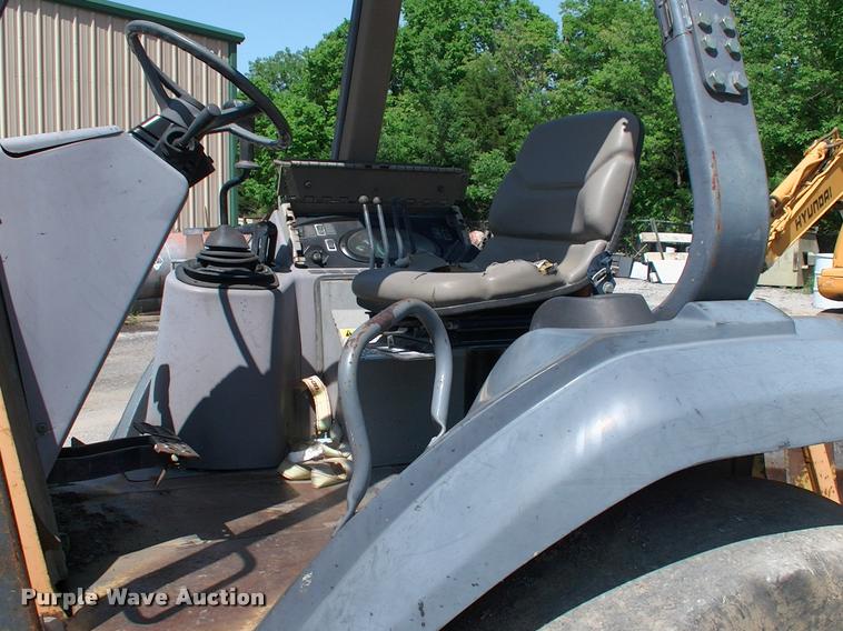 image for item DP9370 2001 Case 570M XT landscape tractor