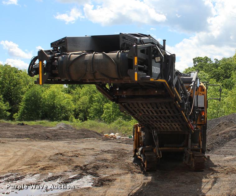 image for item L1996 2010 Volvo MT2000 pavement milling machine