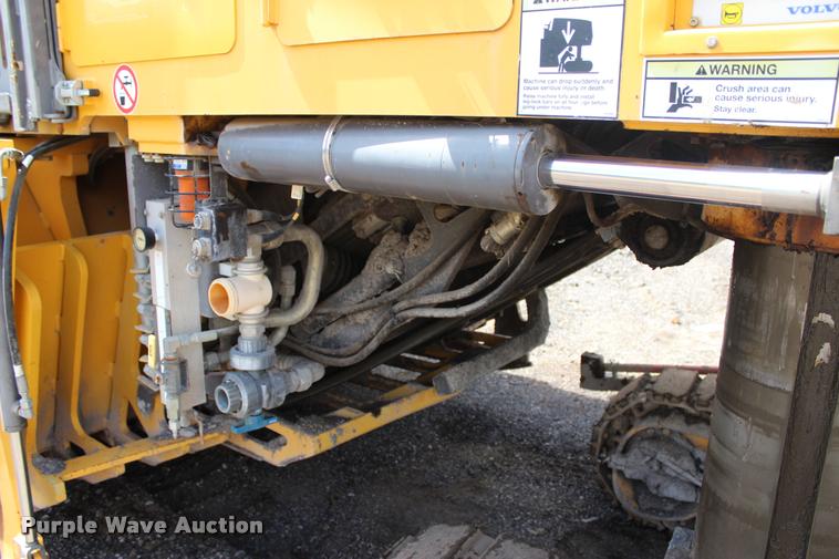 image for item L1996 2010 Volvo MT2000 pavement milling machine