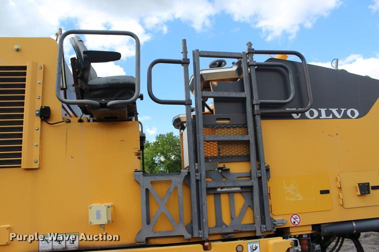 image for item L1996 2010 Volvo MT2000 pavement milling machine