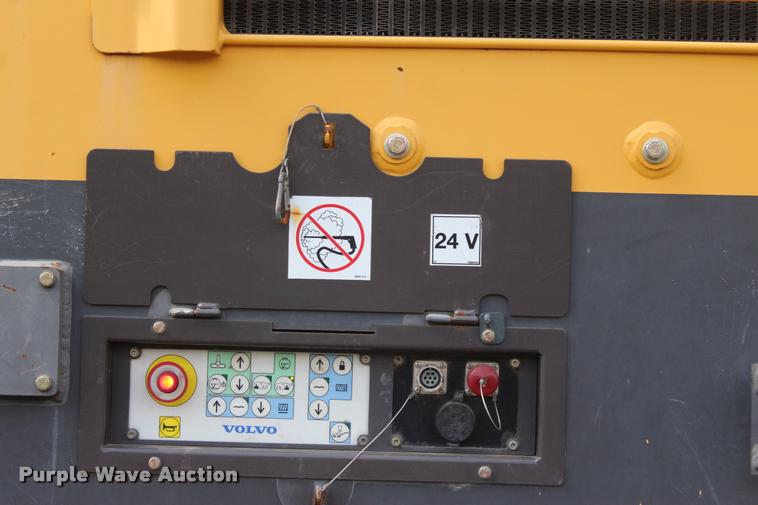 image for item L1996 2010 Volvo MT2000 pavement milling machine